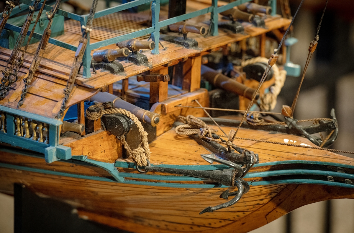 Modell av galär i Sjöhistoriska museets utställning Klart skepp. Detalj, stäv.