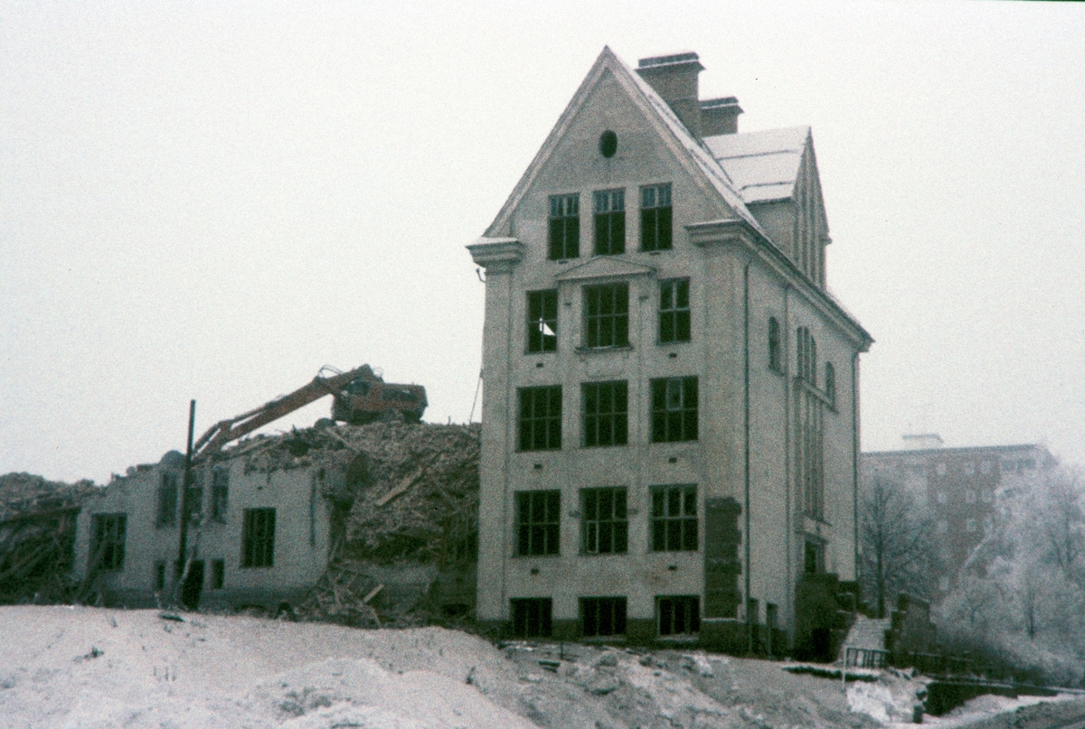 Hamar Katedralskole, Brødrene Haugen & Langaas as, river skolen i januar 1974. Gravemaskin.