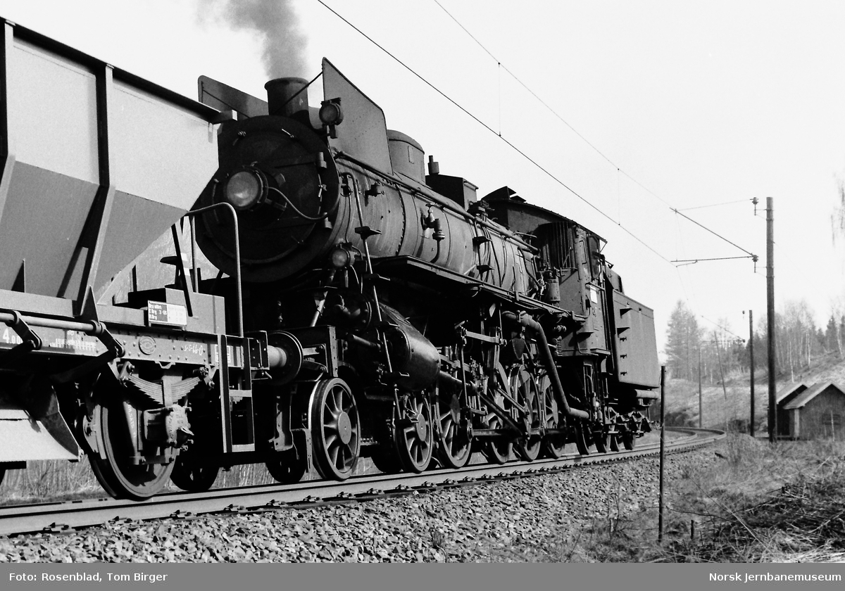 Damplokomotiv 26a nr. 217 med pukktog ved Bingsfoss mellom Sørumsand og Blaker stasjoner på Kongsvingerbanen