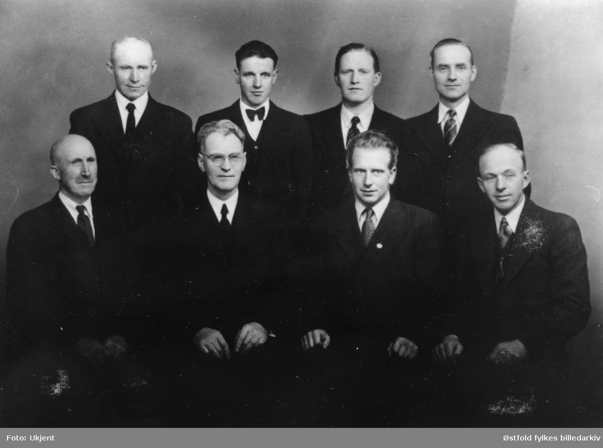 Styret i Varteig elektrisitetsverk 1951-52. Nummer to fra høyre foran er Thorstein Røine, el.verkssjef i Varteig fra 1947-52. I den perioden ble el.nettet utbygd i Ovaskog. Strømmen ble satt på ant. 1950. 
Plassering av personer -se fotokort.
