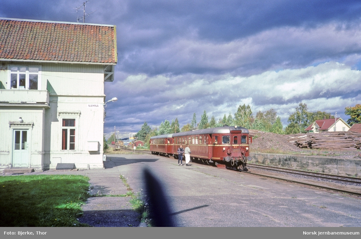 Persontog 1082 Elverum-Kongsvinger på Namnå stasjon,. bestående av motorvognene BM 86 21 og 86 22