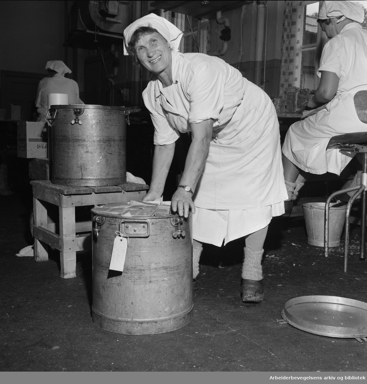 Oslofrokosten lages. Berit Rødberg ved Oslo Kommunes kjøkken i Lakkegata. September 1960.