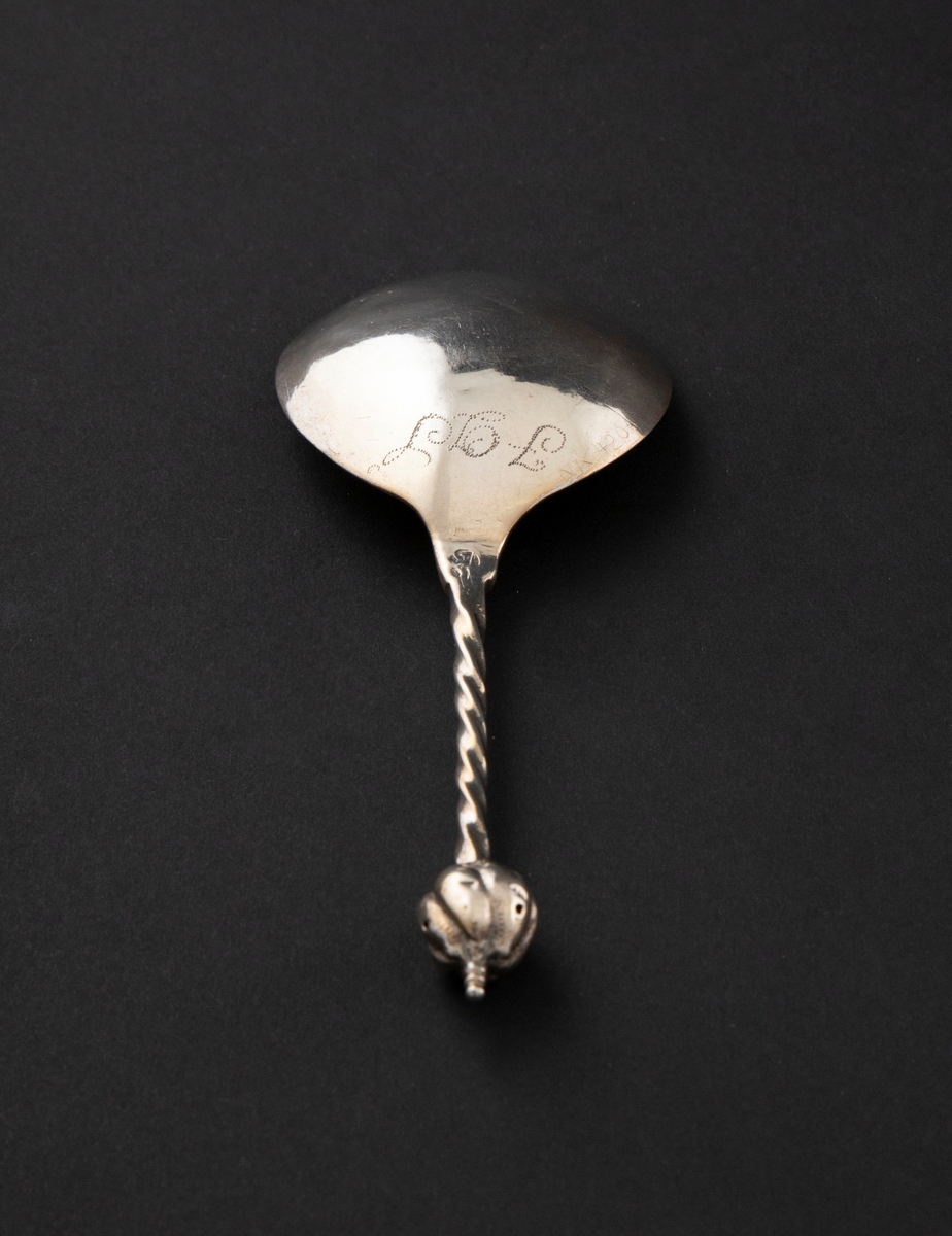 Kuleskje av sølv med dråpeformet skjeblad og vridd skaft.