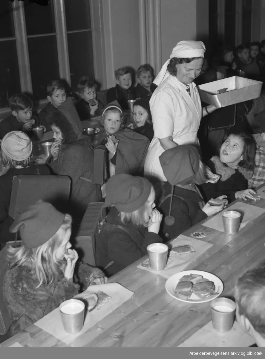 Hildur Evensen serverer skolefrokost på Ruseløkka skole. Oslofrokost. Januar 1947