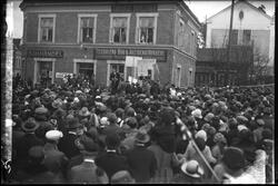 Russen holder tale 17. mai 1929 i Notodden sentrum. Lokalene
