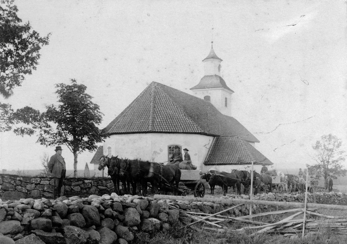 Transport av kvarnstenar förbi Lugnås kyrka