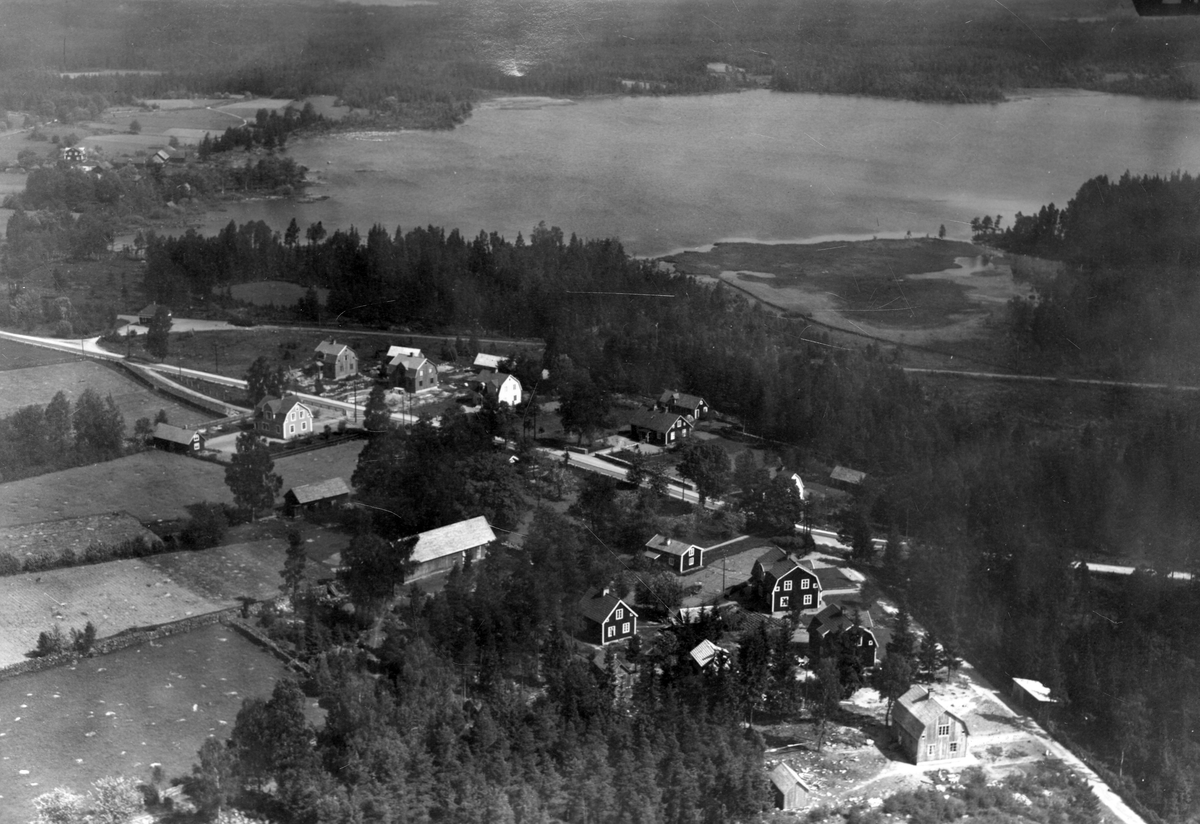 1500-talets jordebok för Konga härad anger ett skattehemman i Tjugosjö. Genom hemmansklyvning av stamhemmanet framträdde minst sju gårdar fram till tiden för laga skiftet 1835. 
Järnvägen invigdes den 5 augusti 1874 och var då en del i Carlskrona-Wexiö Jernväg som förstatligades den 1 juli 1942. I samband med järnvägens dragning etablerades ett mindre järnvägssamhälle .