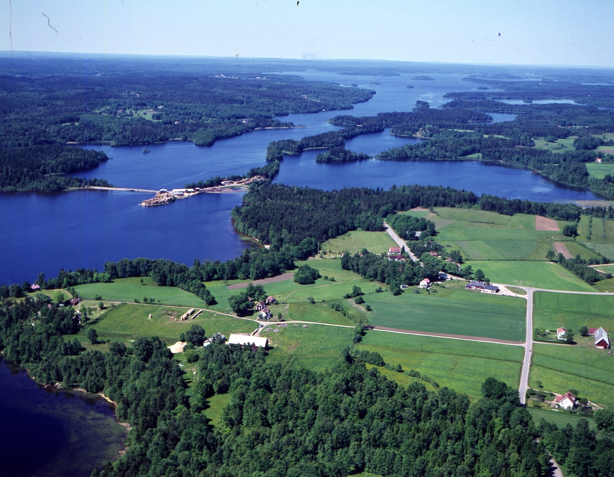 Färgfoto.
Vy över Bolmsö, med bron över till fastlandet vid Tannåker.