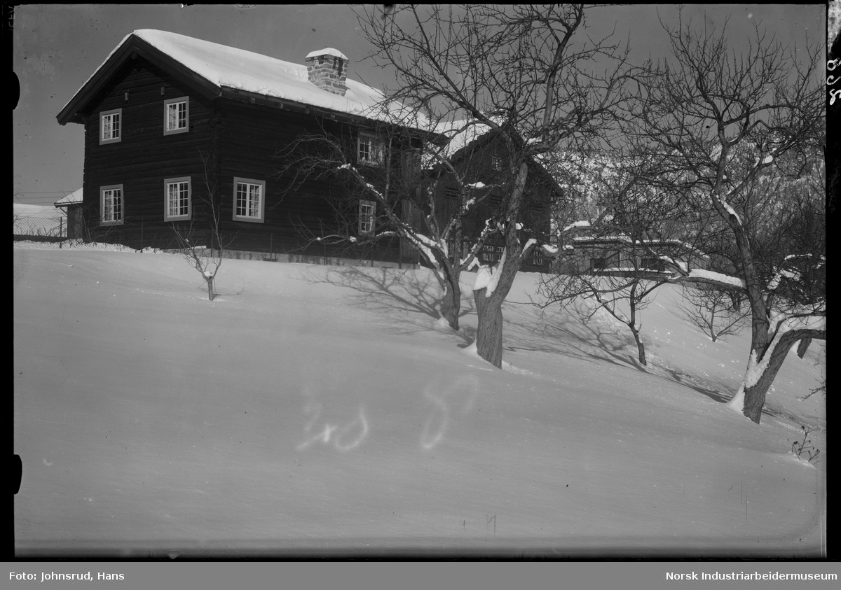 Bolighus på Ramberg gård i vinterlandskap.