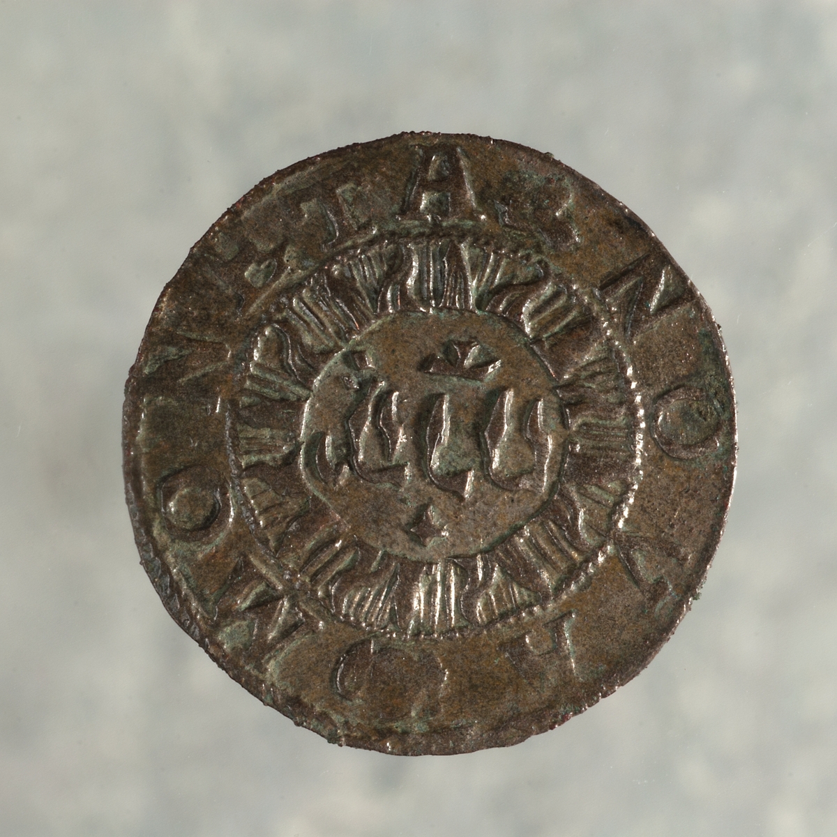 Mynt av silver. 1/2 öre. Karl (IX) riksföreståndare (1599-1604). Präglat 1600 i Stockholm.