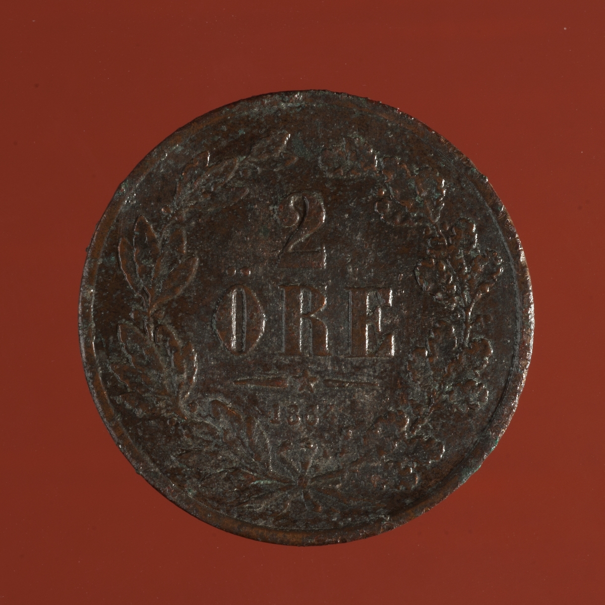 Mynt av kopparlegering. 2 öre. Karl XV (1859-1872). Präglat 1854 i Stockholm.