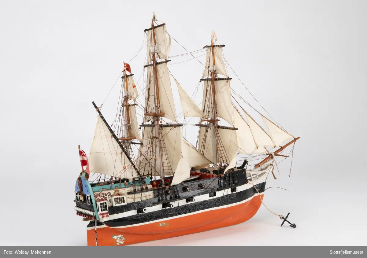 Skipsmodell med dansk flagg.