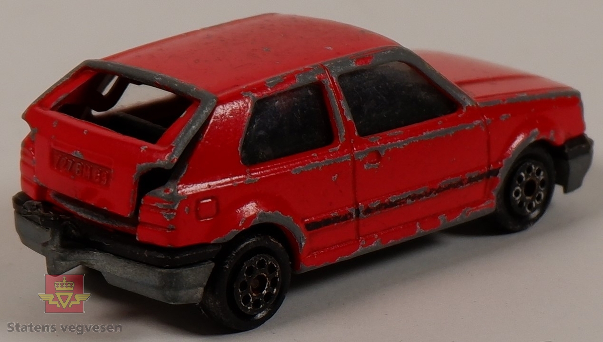 Modellbil av en Volkswagen Golf, modellbilen er farget rød. Skala 1:56