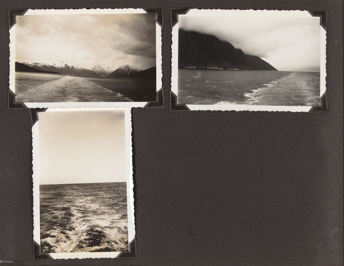 Albumside med tre foto tatt fra MONTE SARMIENTO. Motivene viser sjøen akter for skipet og fjordlandskap.