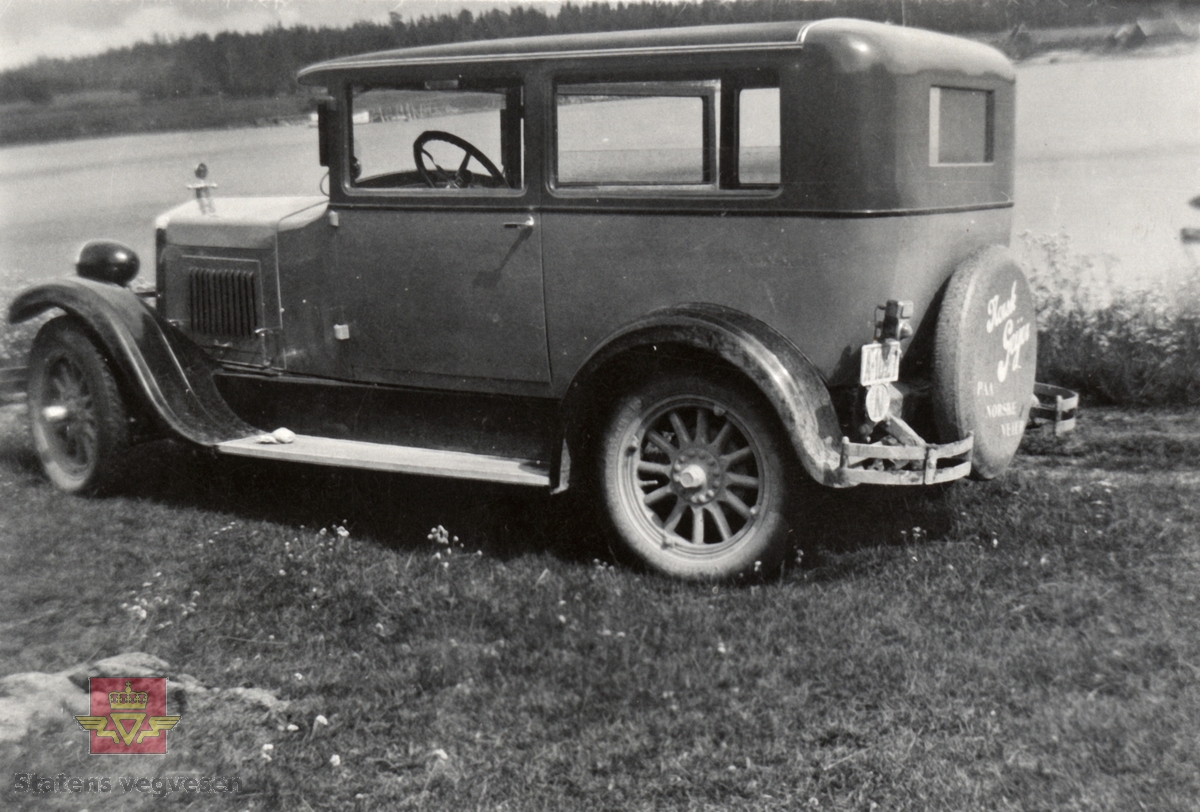 Bilde 1) Elisabeth og Hr. Rensch med Klara på fanget. Vera er ikke født enda. (I følge merking skrevet bak på bildet). 
Bilde 1 viser Ford T  ca. 1924 modell. Eneste uvanlige er lyktene: Trommeformet, både hoved- og parklykt. 
Opplysninger til bilen er gitt av Ivar E. Stav. 

Bilde 2) Norskprodusert bil,  Geijer 1930 modell (i følge merking bak på bildet) med registreringsnummer A-1027.  Reservehjulet på 1930-modellen er merket norsk Geijer. 
Eier av begge bilene var Heinrich Frierich Rensch, gjerde-vever fra Tyskland, og som kom til Norge og Geijer Gjerdefabrikk litt etter 1910. 
Heinrich Friedrich Rensch var født 1894 i Raguhn. Trådvever (Drahtweber) og innvandret til Norge 1909.