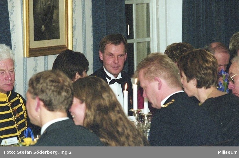 Middagsgäster sittande runt middagsbord. Överste Bengt Axelsson i mitten av borden och överste löjtnant Tommy Karlsson, Ing 2 till höger om bilden.