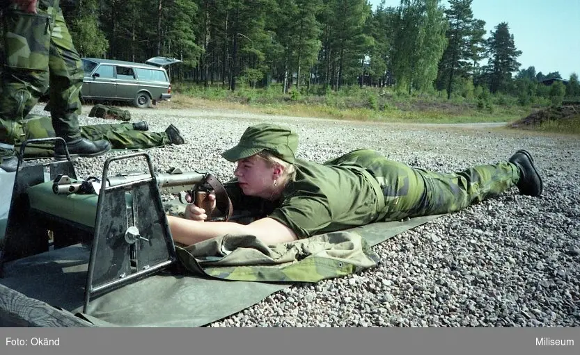 En friviligpersonal använder kulsprutepistol m45b med riktning med vapenstöd.