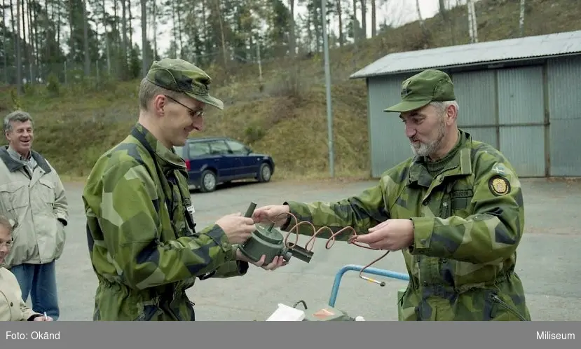 Soldatreglemente för vapenmateriel minor.

Major Klas Karlsson och major Birger Karlsson, Ing 2 gör ordning fordonsmina 14. Okänd civil i bakgrunden.
