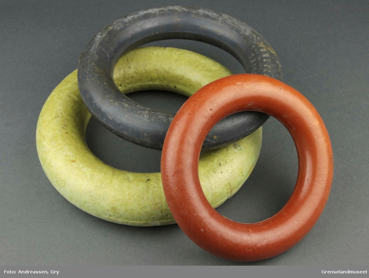 Tre ringer i forskjellige størrelser og plasttype. Den største og minste i et slags isoporlignende stoff og den mellomste i plast.