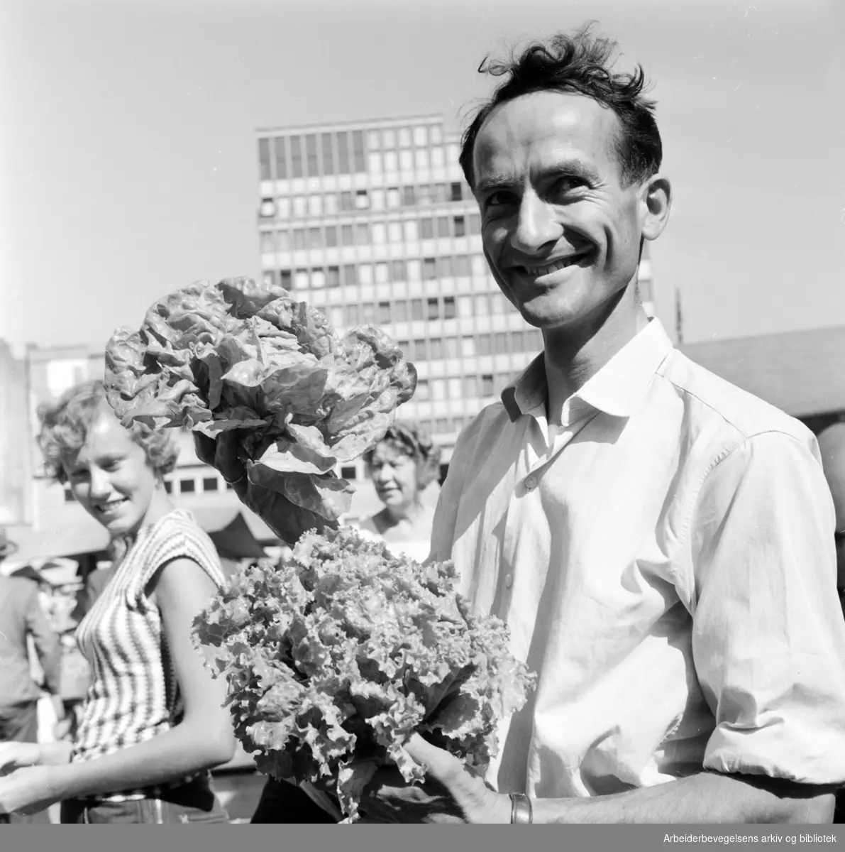 Youngstorget: Torgsalg. Tollef Sverdrup selger biologiske grønnsaker. Juli 1959