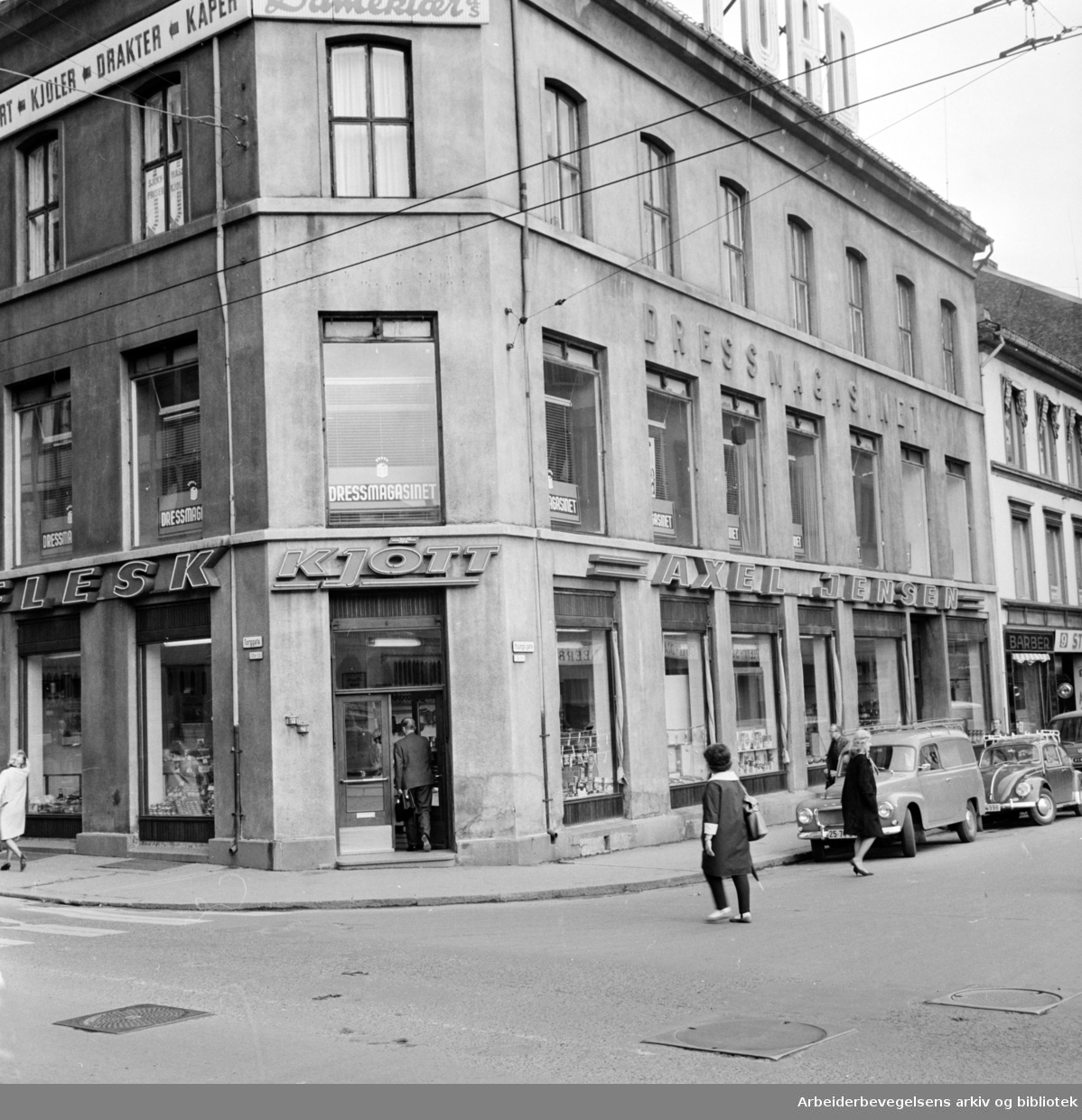 Youngstorget. Axel Jensens kjøttforretning skal legges ned. September 1964