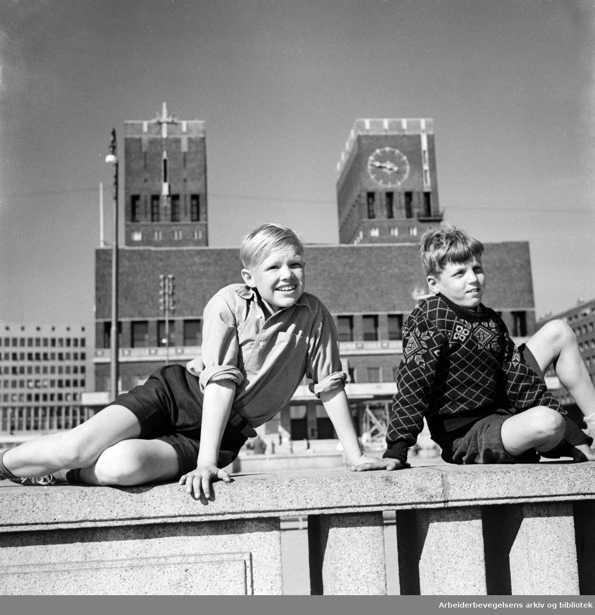 Oslo Rådhus. Illustrasjonsfoto til et oppslag om byjubileet i 1950. To gutter (ukjente). Mai 1950.