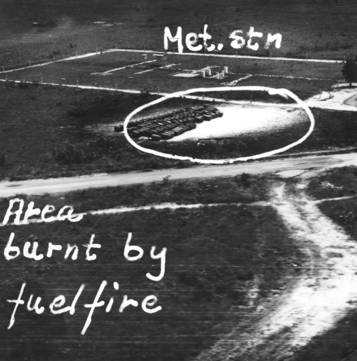 Flygspaningsbild av flygstation i Kongo, taget av F 22 under Kongokrisen 1962-1963. Med påritad information "Met. stn. Area burnt by fuelfire"