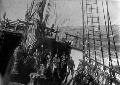 Mannskap på dekk, ombord på bark SONGDAL (bygget i 1885). Trolig kaptein Andreas Andresen.