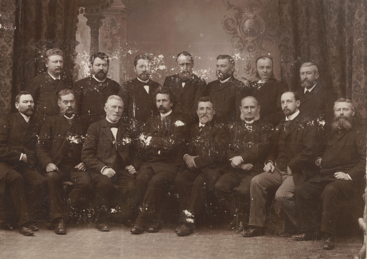 Fotografi av en del medlemmer av Bg. Skipperfor.,
antagelig fra 1894. Navnene på de fotofraferte anført på kartongen som bildet er limt på. 