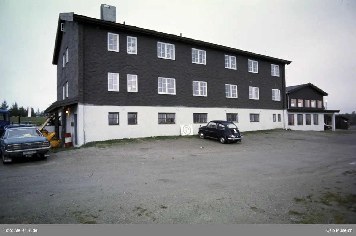 Venabu Fjellhotell, parkeringsplass, biler