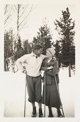 Fagerli, påsken 1931. Mann holder rundt kvinne ute i snøen m