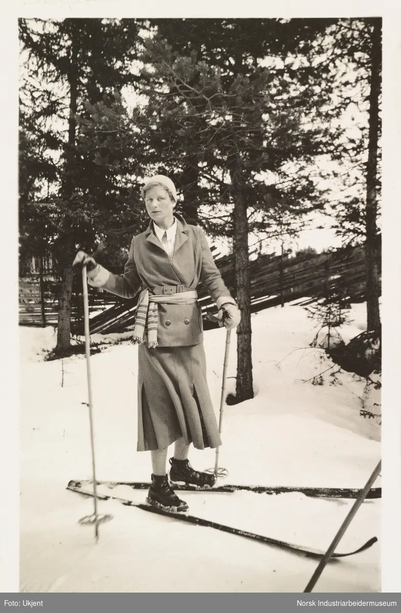 Fagerli, påske 1931. Kvinne på langrenski i snøen. Iført skjørt og jakke, votter og et tøystykke som fungerer som belte