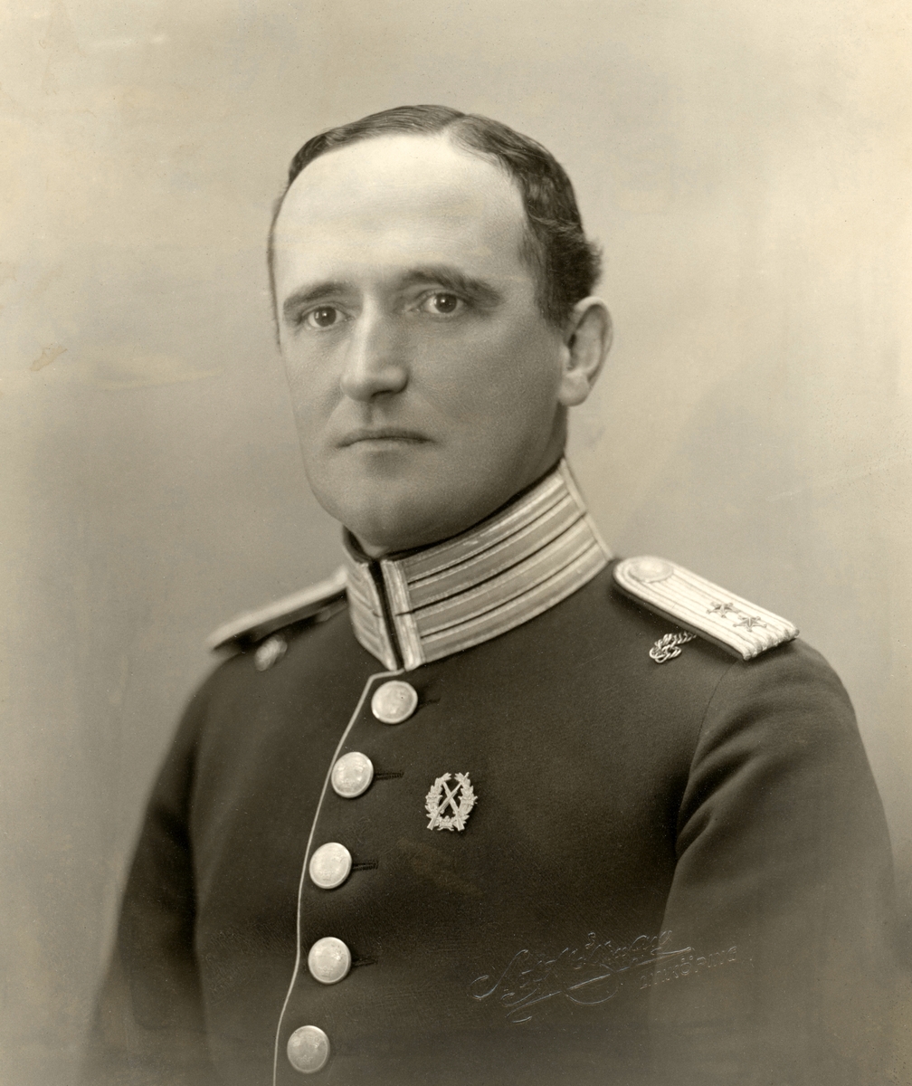 Porträtt av Arvid Mohlin. Född i Norrköping 1890 inledde han sin militära karriär vid 20 års ålder som volontär vid Första livgrenadjärregementet i Linköping. Genom sedvanlig befordran nådde han kaptens grad 1927. I juni månad 1930 avled han olyckligtvis genom blixtnedslag under övningar på Malmen. Från 1922 gift med Maj, född Lundblad.