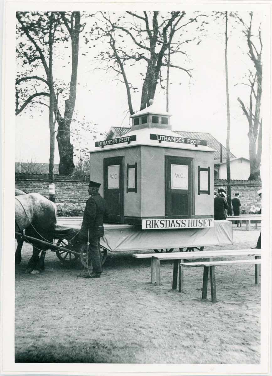 Karnevalen 1905, vagn med Riksdass huset gjort av Lithander, Uppsala