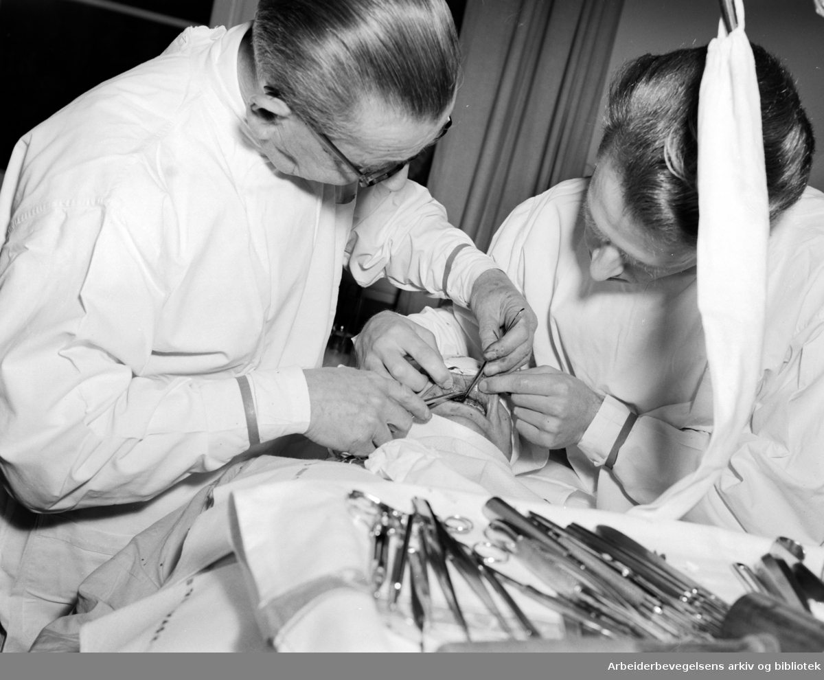Tannlegehøyskolen i Geitmyrsveien i Oslo. Operasjon av en pasient på høyskolens kirurgiske avdeling. November 1951