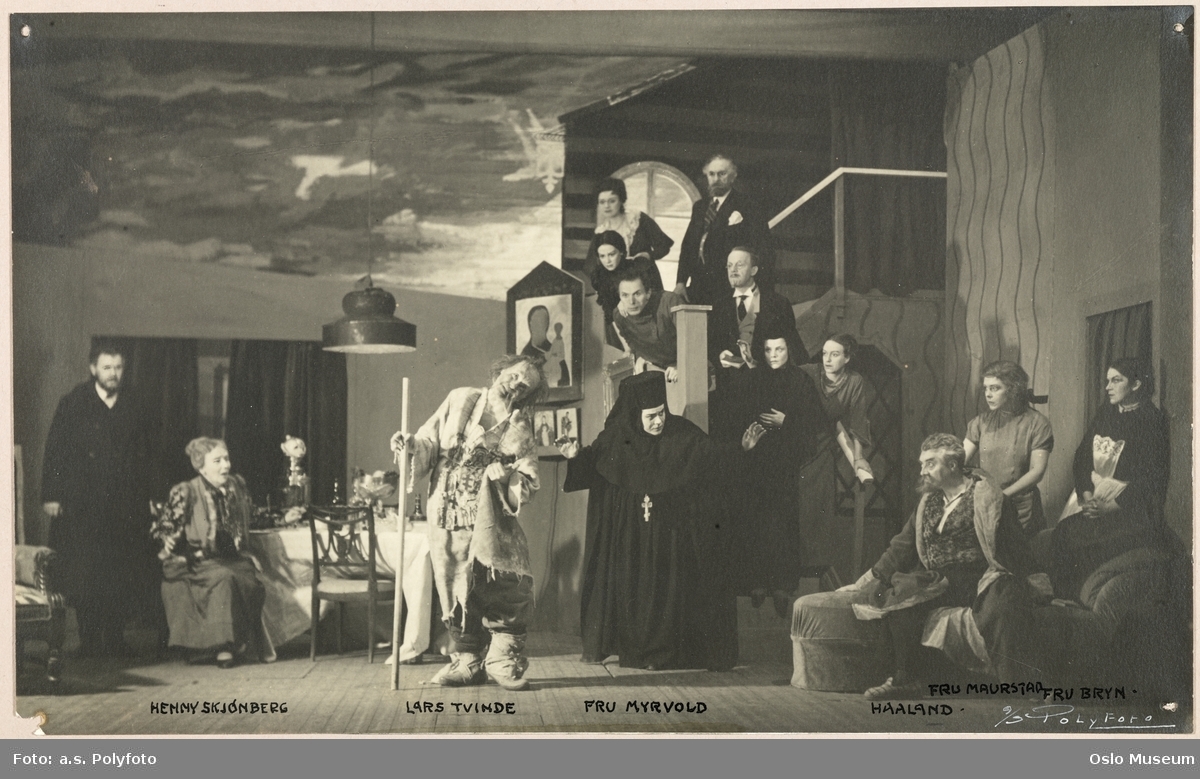 Det norske Teatret, forestilling, scenebilde, "Jegor Bulytsjov og dei andre" av Maxim Gorkij, kvinner, menn, skuespillere, kostymer