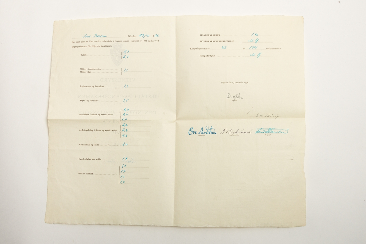 Vitnemål om bestått avgangseksamen ved den norske befalsskolen i Uppsale i Sverige datert til 13. september 1946