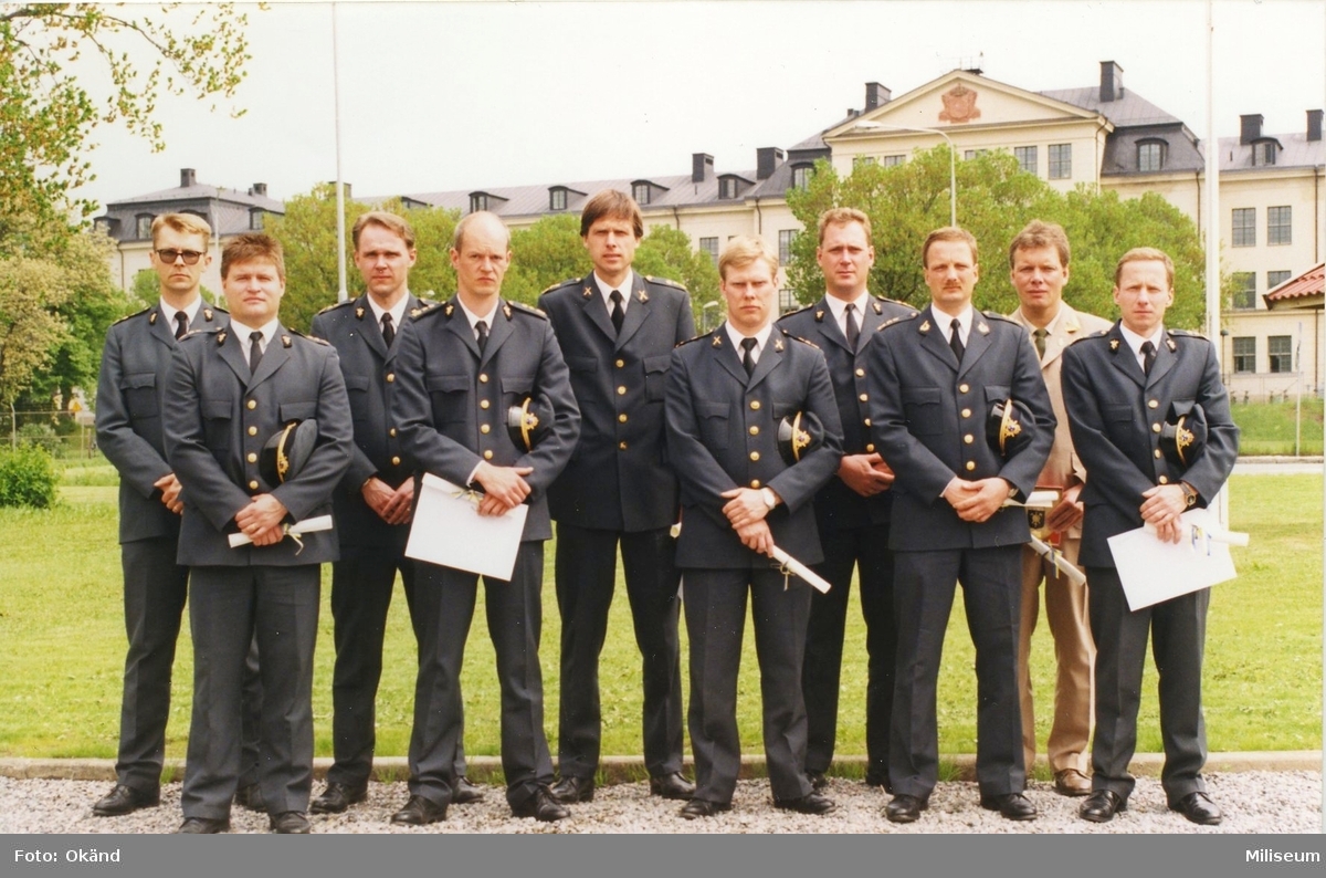 Gruppbild framför Ing 2 kasern.

F.vr. Okänd, okänd, okänd, Arne Varnanda, okänd, okänd, okänd, okänd, okänd, och Lars Samuelsson.
