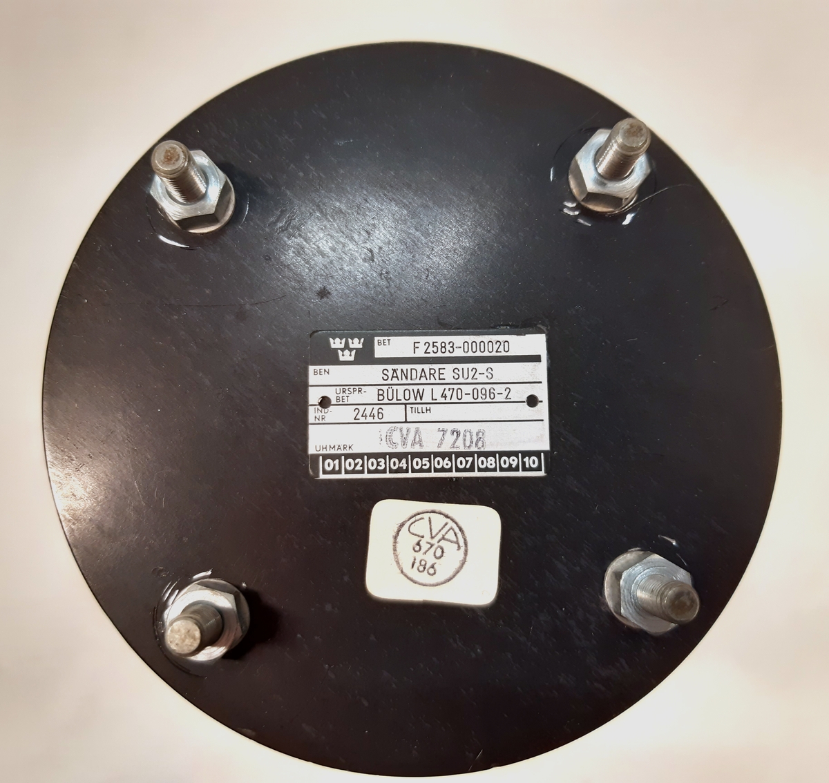 Sändare SU2-S, ind-nr: 2446. Sändaren består av en cylinderformad behållare i svart metall.
