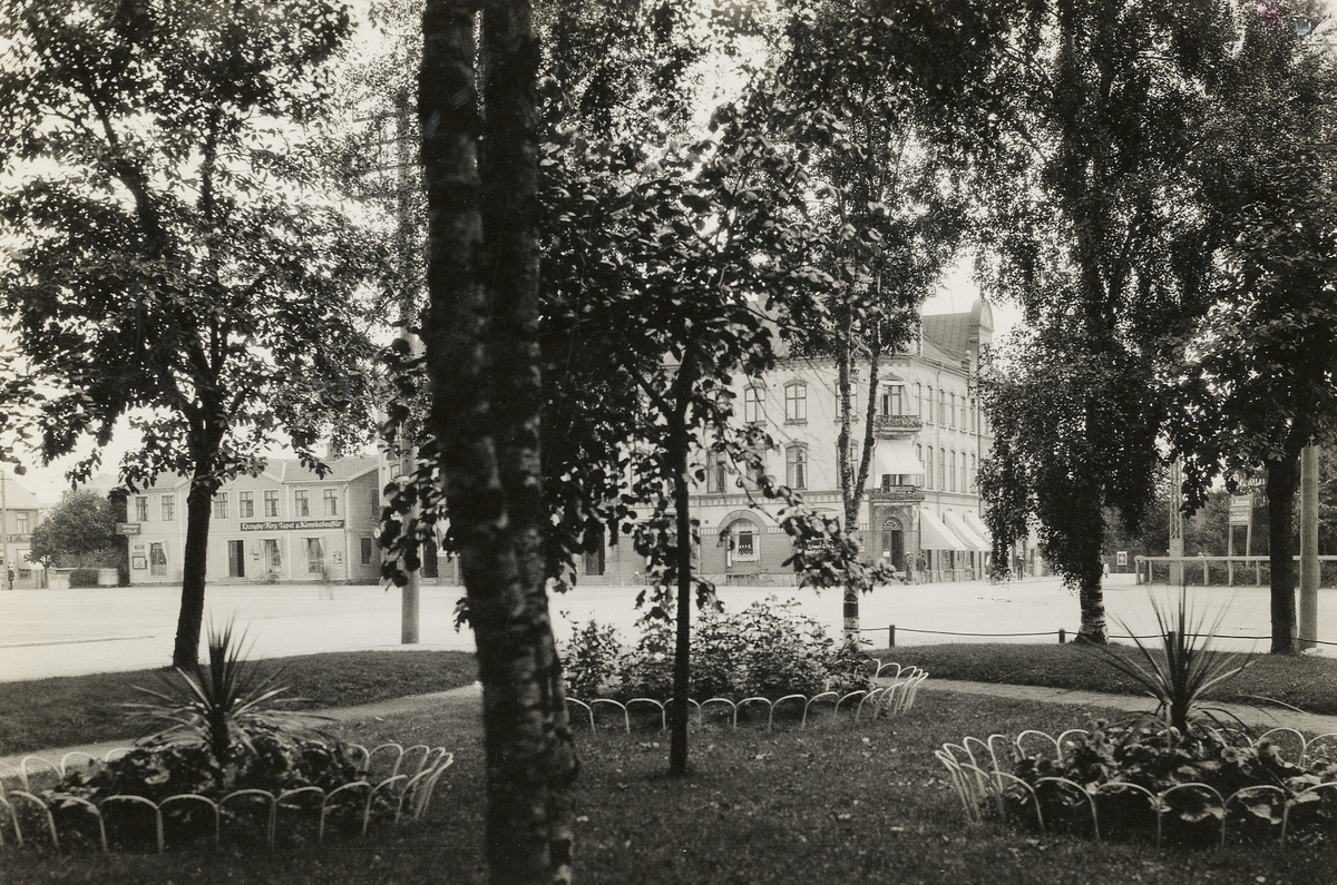 Järnvägsparken i Ljungby, 1925. Vy mot Stortorget (hörnet Storgatan/Stationsgatan).
