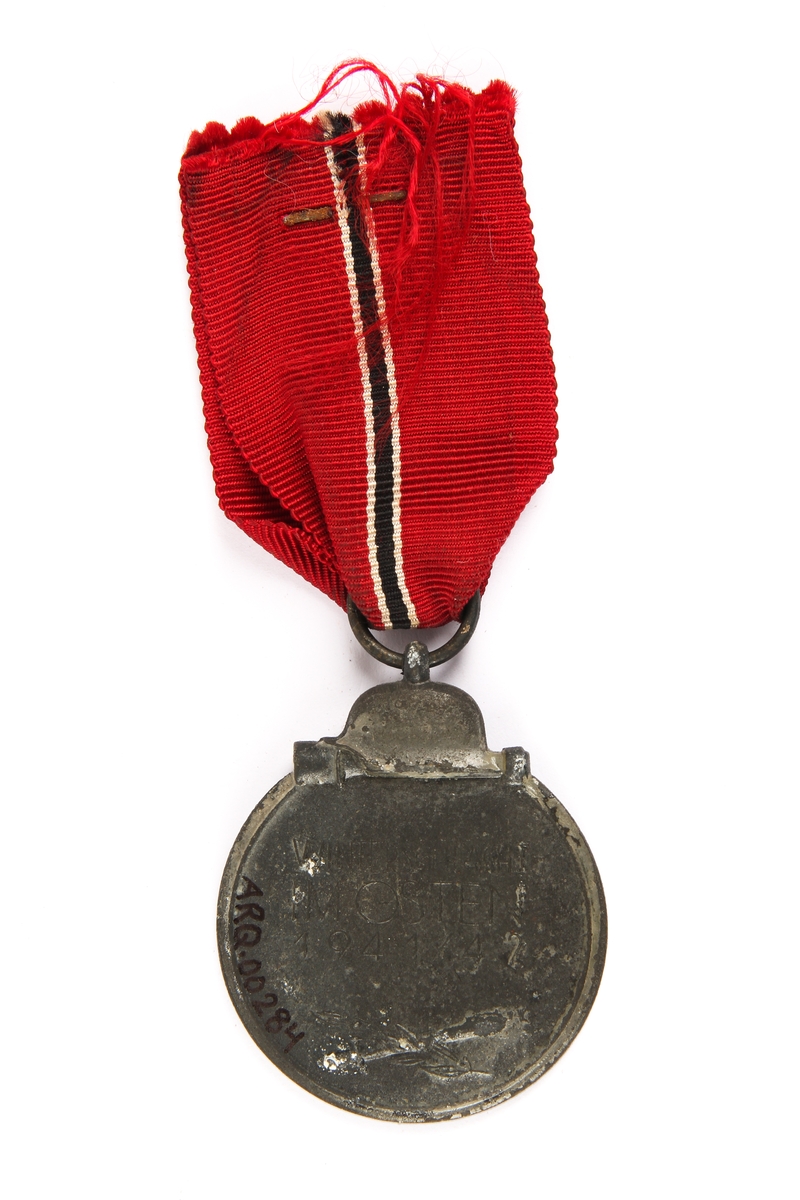 Østfrontmedaljen med ørn og hakekors.
