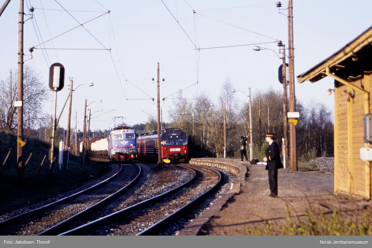 Kryssing på Holstad stasjon mellom godstog til Sverige, trukket av elektrisk lokomotiv type Rc4 1049, og lokaltog 130 til Skøyen med elektrisk motorvognsett type 69