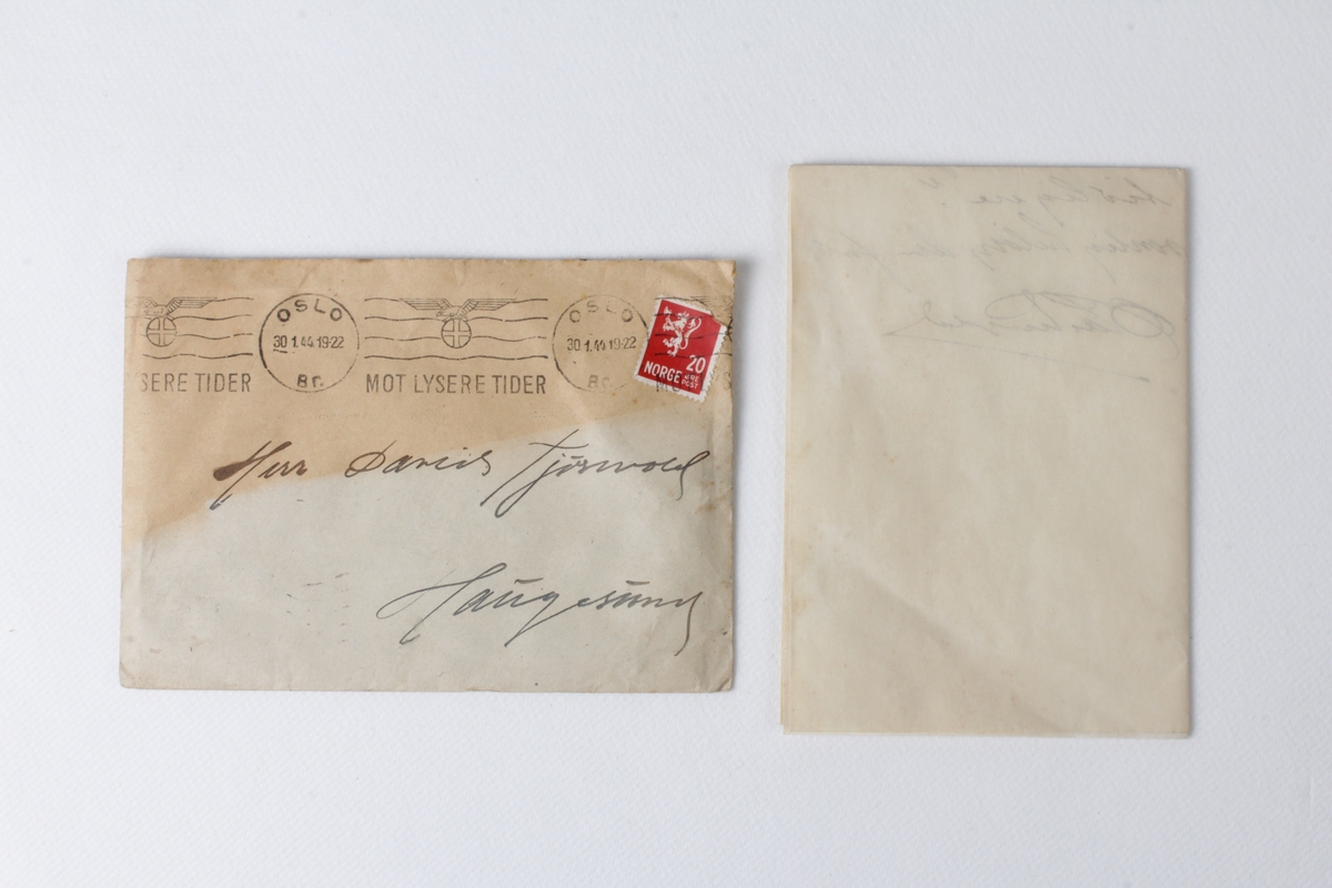 Håndskrevet og maskinskrevet brev oppbevart i konvolutt.