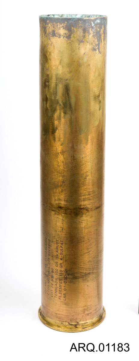 Messinghylse for granat av typen 12,7 cm SKC/34. Hylsen har stempel RA og er trolig laget ved Raufoss ammunisjonsfabrikk. Ser ut til at de malte opplysningene forteller at den har vært brukt senere (mellom 1989 og 1991).
