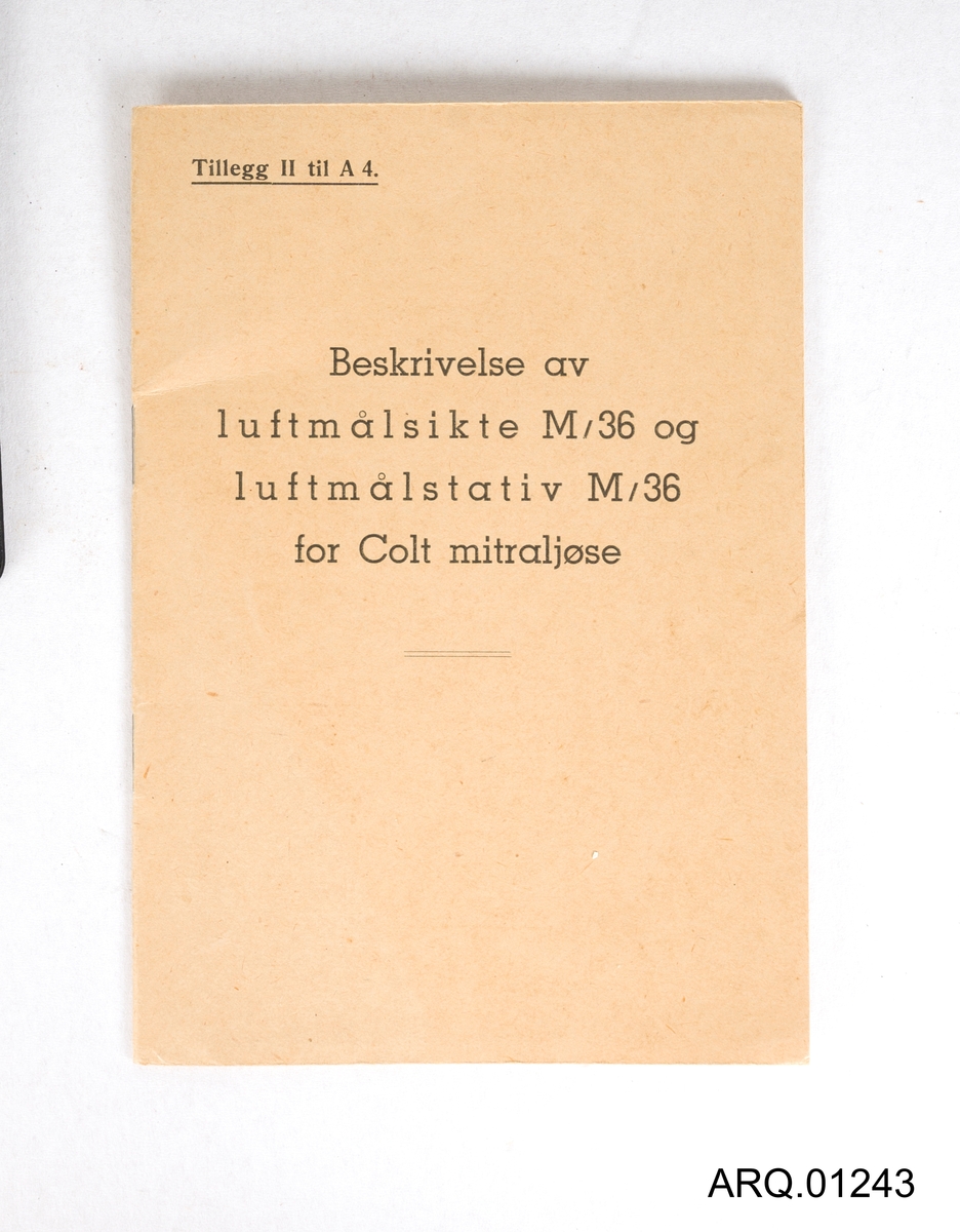 Lite hefte med beskrivelse av luftmålsikte M/36 og luftmålstativ M/36 for Colt Mitraljøse. Trykket av Merkantile Bok & Akcidenstrykkeri, i Oslo 1937. Tillegg II til A4 står det på forsiden.