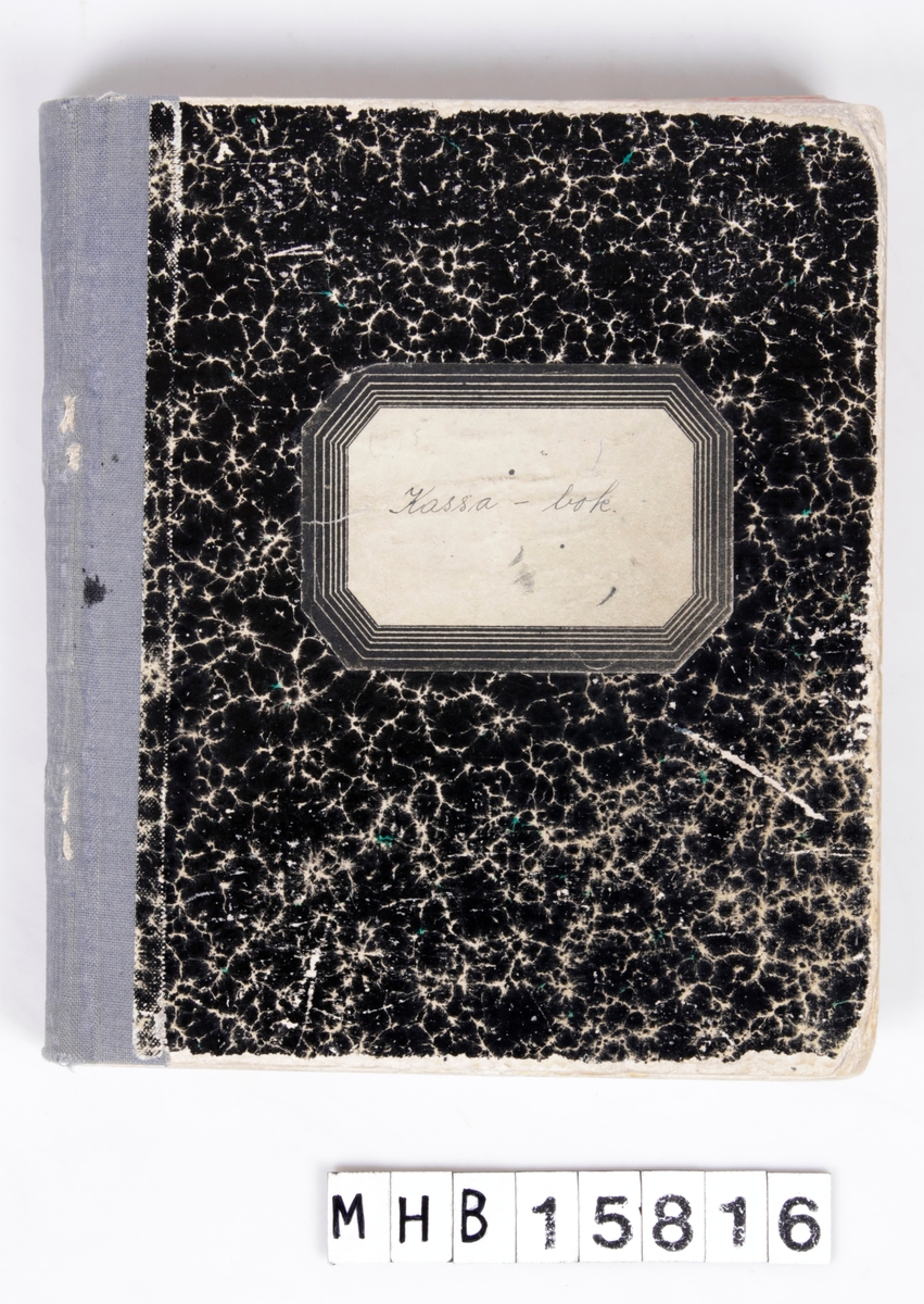 En bok merket; "Kassa -bok", inneholder regnskap for fotografi som er uført i perioden 1956-1963. Regneark, med stivt kartongomslag, sydd bokrygg med tekstilforsterkning.