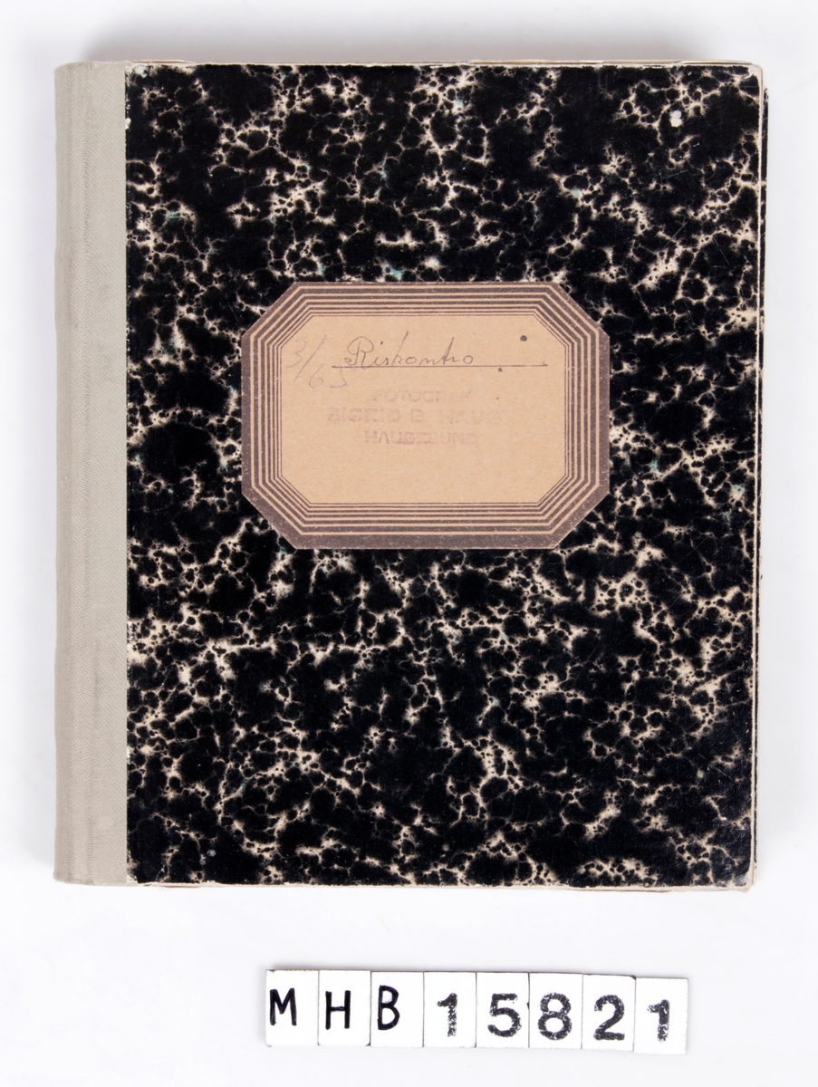En bok som inneholder regnskap, omsetnignsavgift og lignende i perioden 1942-1953. Regneark, med stivt kartongomslag, sydd bokrygg med tekstilforsterkning.
