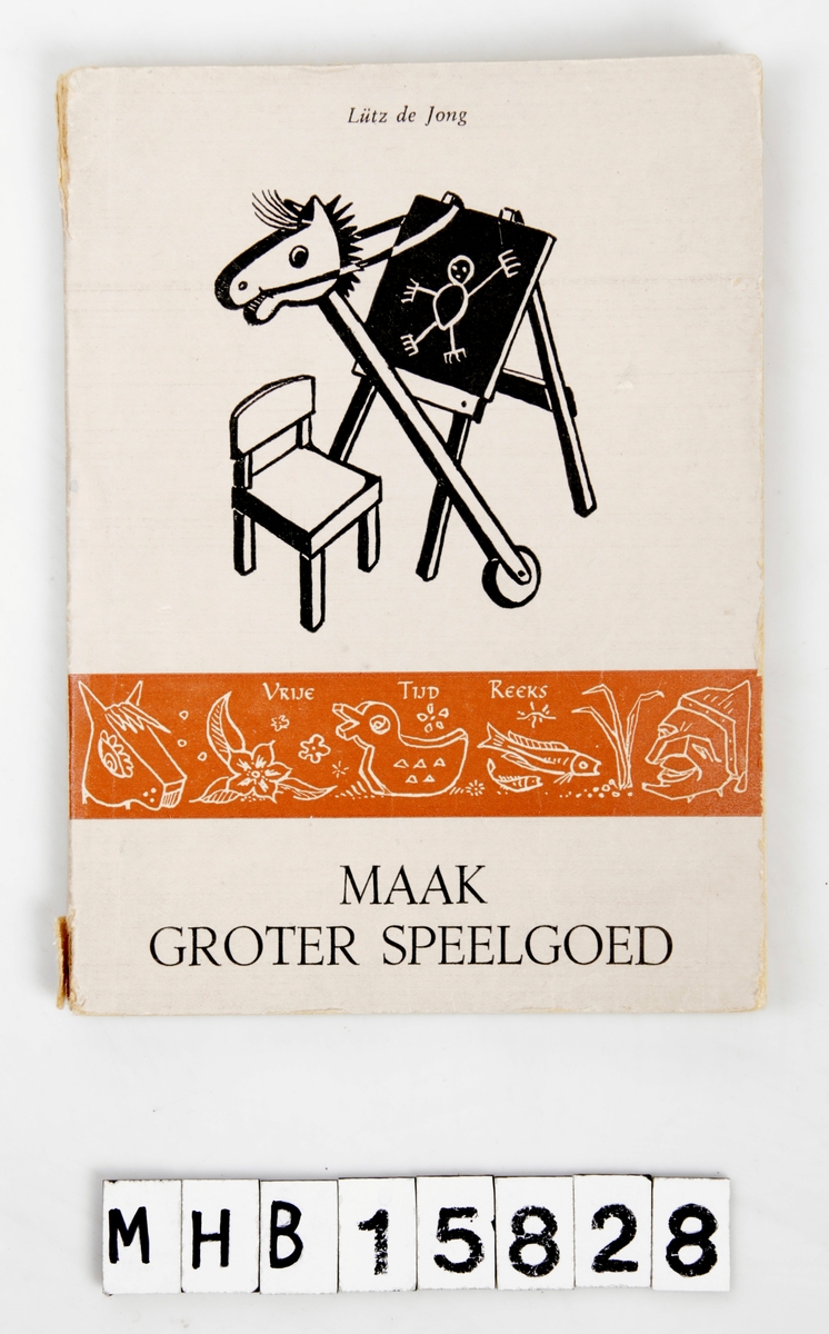 Tegning på omslaget; en stol, en tavle og en kjepphest.