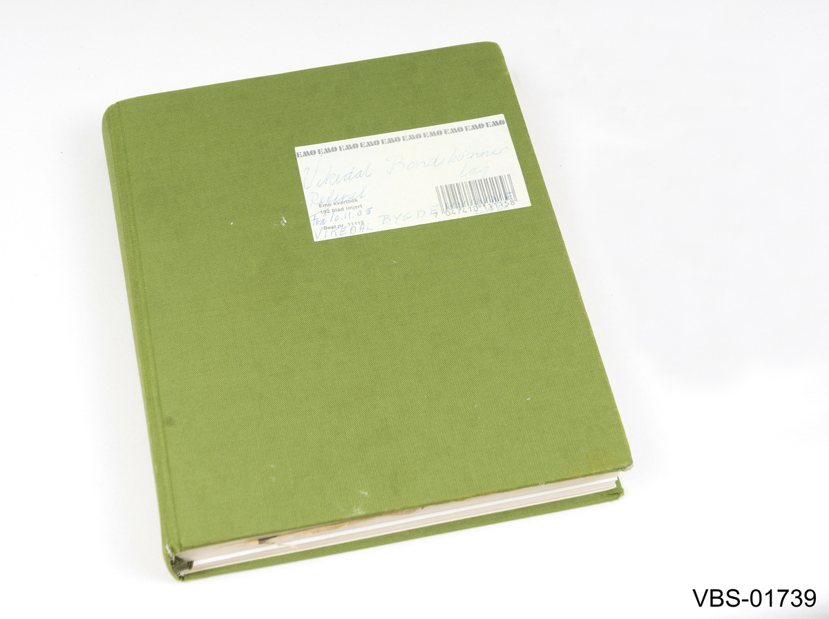Håndskrevet protokoll eller referat bok som har tilhørt Vikedal Bondekvinnelag.
Innbundet bok med grønn tekstil på omslaget med en med et hvitt industrielt klistremerke på forsiden. 
Det er håndskreven tekst med blyant og kulepenn på linjerte ark på innsiden. 192 ark.
Den samler alle møteopptegnelser fra 3. mars 1987 til 6. mai 2010.