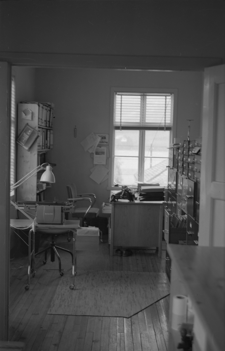 Interiør frå likningskontoret i Ølen, 1960.